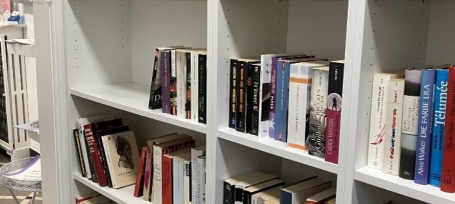 Bücherregal.jpg